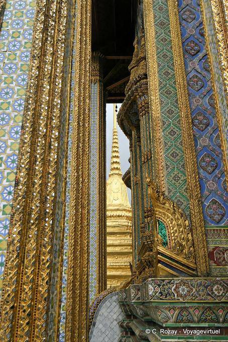 Detalle de la decoración adornada, Wat Phra Kaew, Bangkok - Tailandia