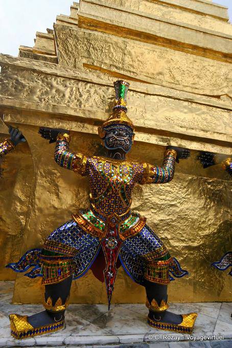 Guardias de apoyo Chedi de oro, Wat Phra Kaew, Bangkok - Tailandia