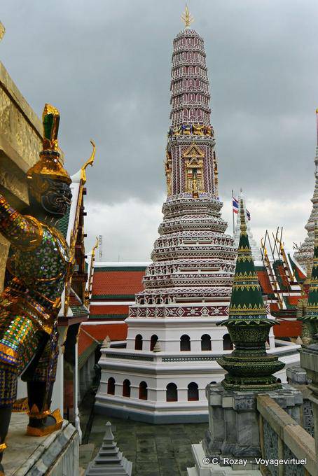 Pequeño Prang adornado, Wat Phra Kaew, Bangkok - Tailandia