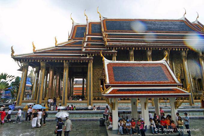 El Prasat Phra Thep delante Bidorn, Wat Phra Kaew, Bangkok - Tailandia