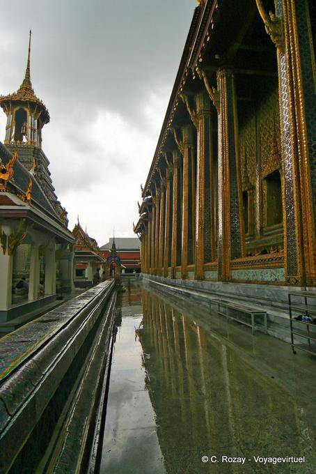 Bajo la lluvia, el Wat Phra Kaew, Bangkok - Tailandia