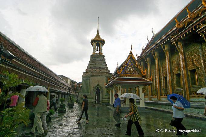 Otro punto de vista de la Capilla de Gandhara Buddha, Wat Phra Kaew, Bangkok - Tailandia