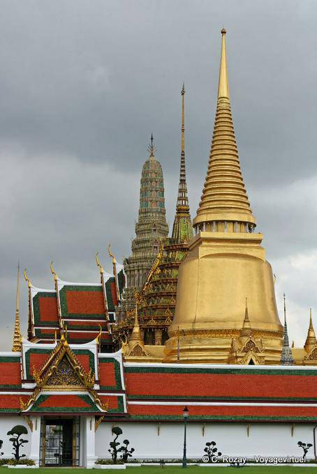 Tres arquitecturas apuntaban hacia el cielo, Wat Phra Kaew, Bangkok - Tailandia