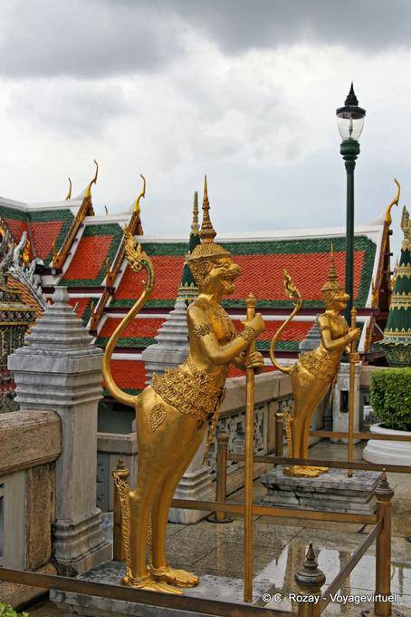Aponsi en una terraza, Wat Phra Kaew, Bangkok - Tailandia