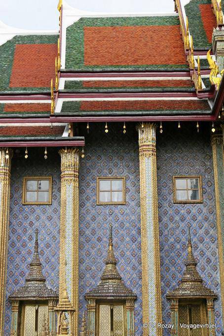 Al lado del Panteón Real, el Wat Phra Kaew, Bangkok - Tailandia