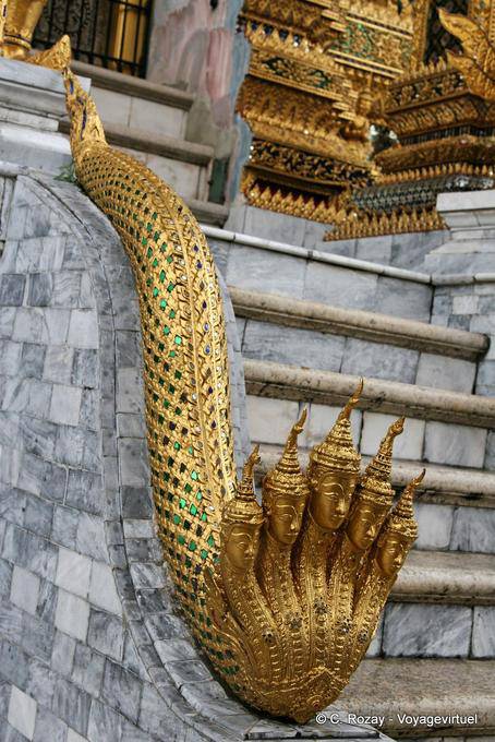 Serpiente Naga con cinco cabezas, Wat Phra Kaew, Bangkok - Tailandia