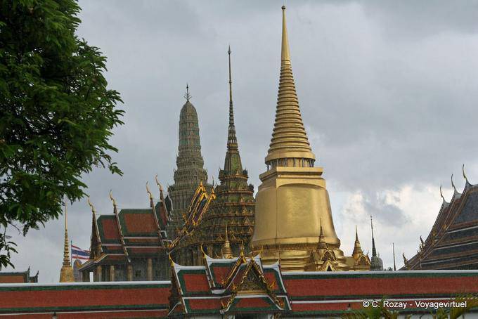 Estupas y Prang alineados, Wat Phra Kaew, Bangkok - Tailandia