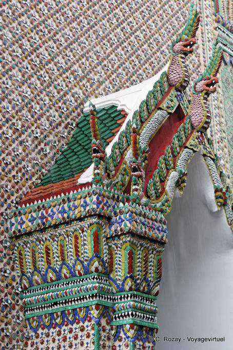 Detalle de entrada de la Capilla de Gandhara Buddha, Wat Phra Kaew, Bangkok - Tailandia