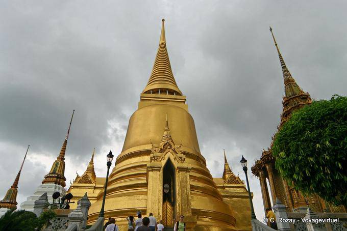 Phra Sri Rattana panorama Chedi, el estilo de Sri Lanka, el Wat Phra Kaew, Bangkok - Tailandia