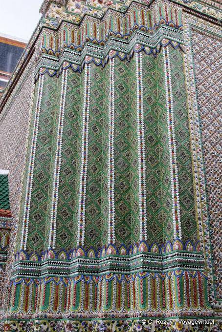 Primer plano de la decoración, esquina de la capilla de Gandhara Buddha, Wat Phra Kaew, Bangkok - Tailandia