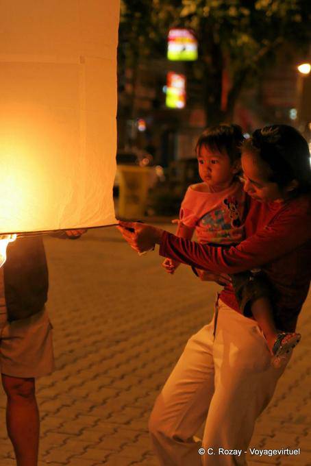 La iluminación de la linterna celeste, Chiang Mai - Tailandia