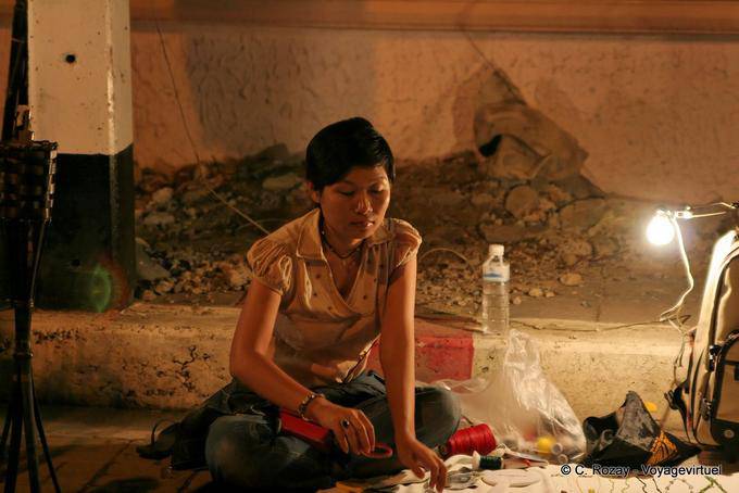 Artesana en el mercado nocturno, Chiang Mai - Tailandia