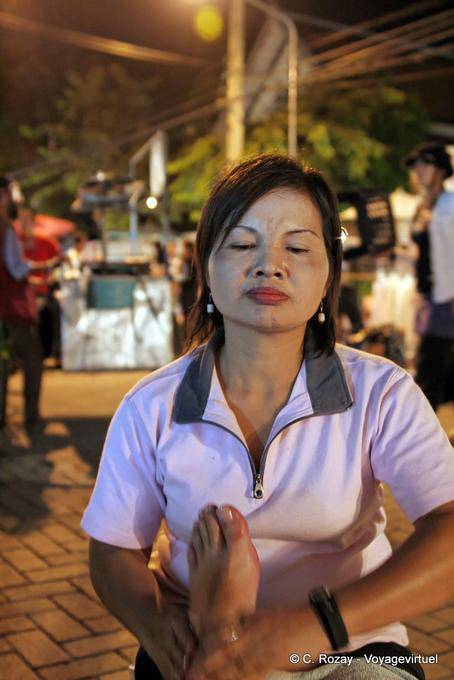 Masajista tailandesa en la acción, de Chiang Mai - Tailandia