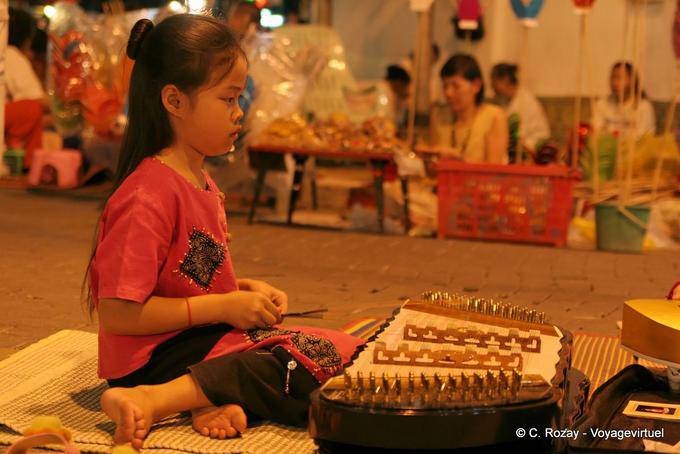 Niña que juega el khim, Chiang Mai - Tailandia