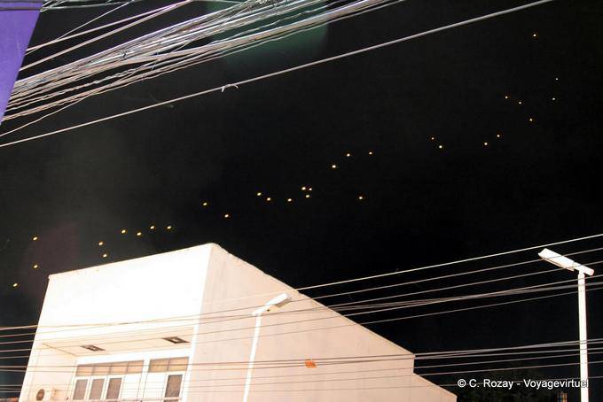 Desfile de las linternas del cielo en el cielo, de Chiang Mai - Tailandia