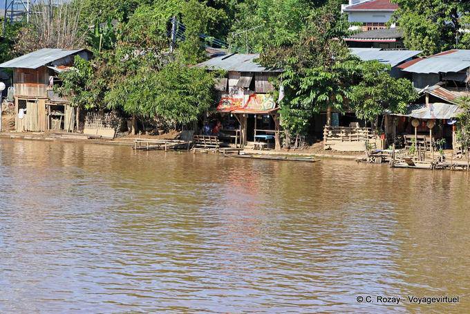 Casas en el río, de Chiang Mai - Tailandia