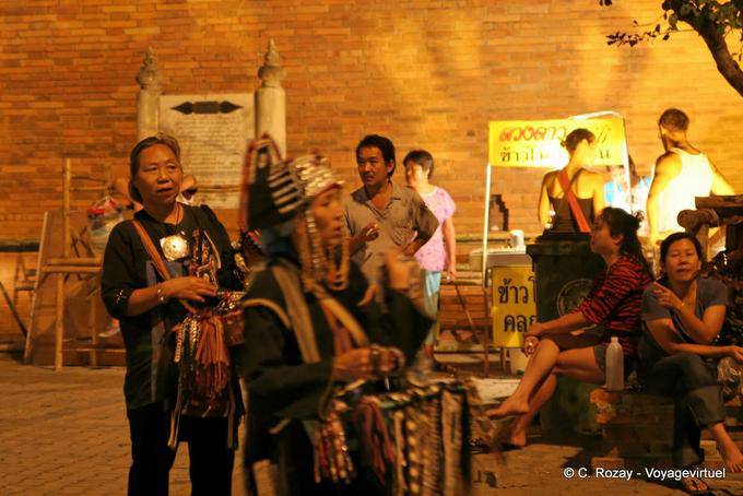 Calle en la noche, de Chiang Mai - Tailandia