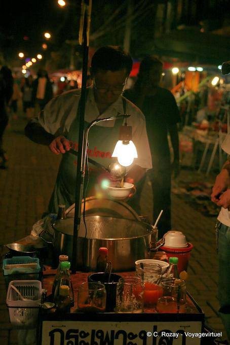 Sopa Marchand el mercado nocturno, Chiang Mai - Tailandia