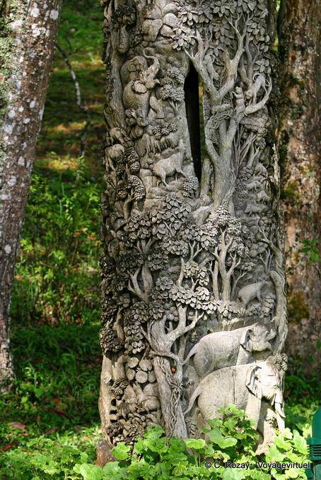 Tallada tronco del árbol, Phuping Palace, Chiang Mai - Tailandia