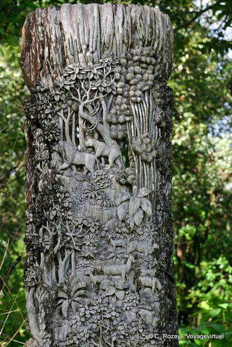 Bellas tallado en un tronco de árbol, Phuping Palace, Chiang Mai - Tailandia