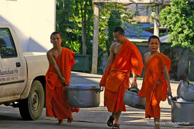 Novicios a la tarea, Templo Chiang Mai - Tailandia