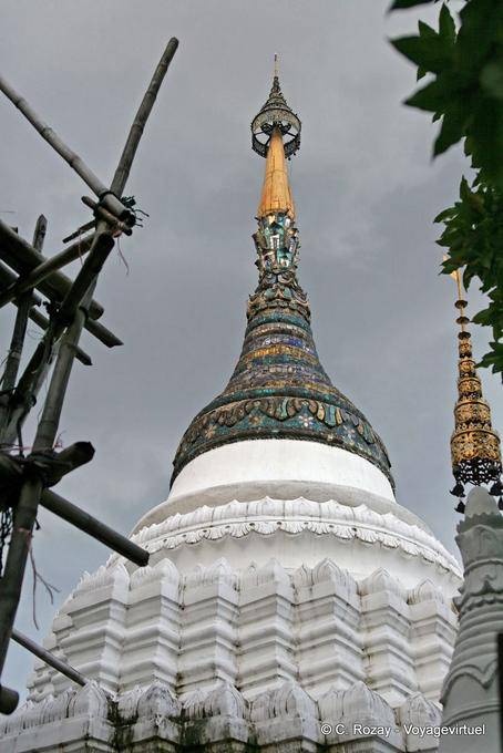 Decoración de Chedi Wat Suan Dok de, Templo Chiang Mai - Tailandia