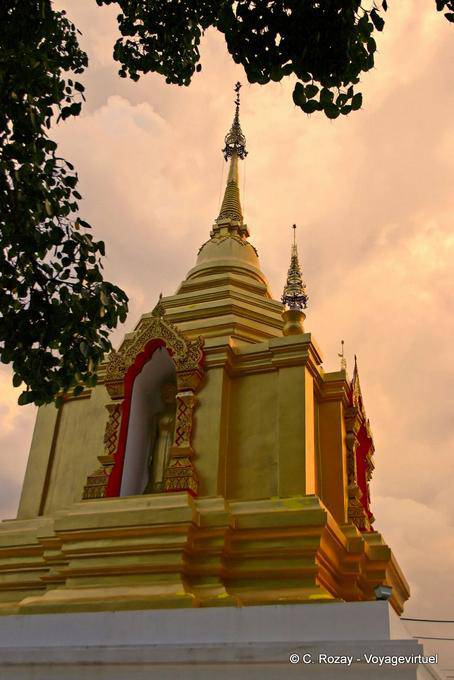 Chedi con un Buda de pie, Wat Sri Gerd, Templo Chiang Mai - Tailandia