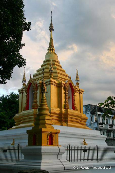 Chedi basada cuadrados, Suan Dok, Templo Chiang Mai - Tailandia