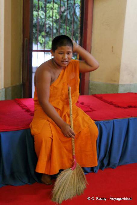 La escoba monje, Templo Chiang Mai - Tailandia