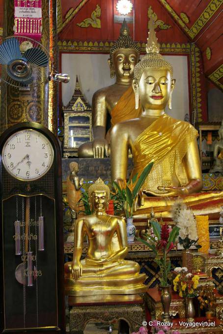 El reloj y los Budas, Templo Chiang Mai - Tailandia