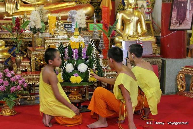 Monjes jóvenes decoradores, Templo Chiang Mai - Tailandia