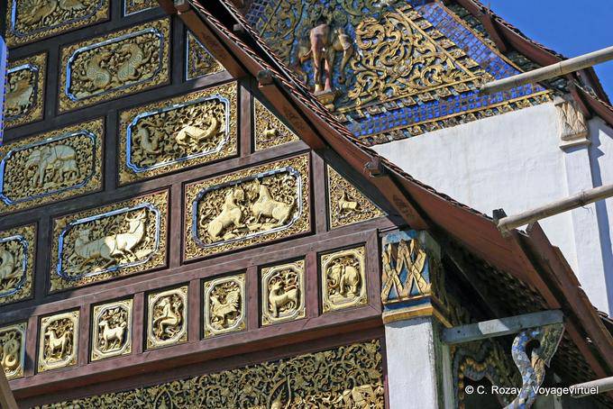 Centrarse en la decoración de Wat Chedi Luang, Templo Chiang Mai - Tailandia
