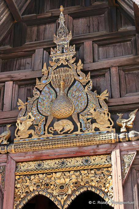 Frontón con un pavo real, Wat Phan Tao, Templo Chiang Mai - Tailandia