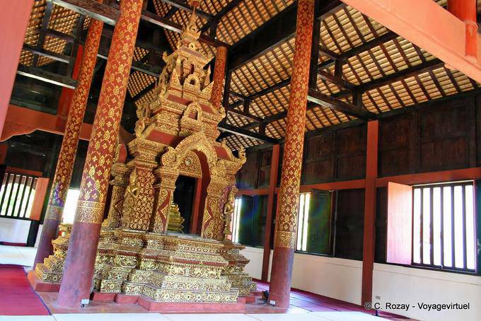 Interior de un templo Wat Phra Singh, Templo Chiang Mai - Tailandia