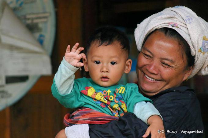 Hola bebé tailandés, Chiang Mai - Tailandia