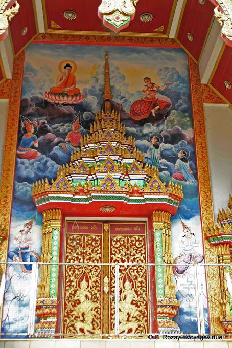 La vida del Buda representa una puerta, el templo cerca de Chiang Mai - Tailandia