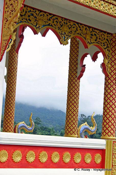 Decorar un templo de montaña, cerca de Chiang Mai - Tailandia
