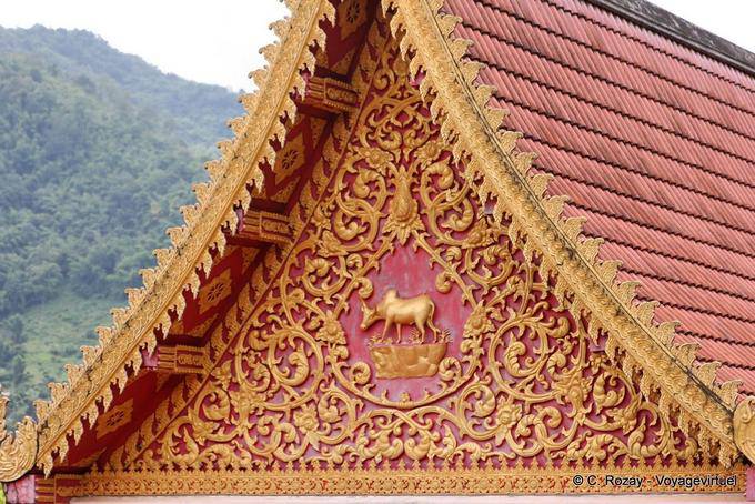 Cebú representación de un templo, montaña alrededor de Chiang Mai - Tailandia