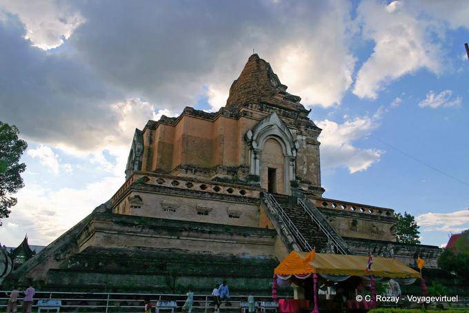 Otro punto de vista en la gran estupa, Wat Chedi Luang, Chiang Mai - Tailandia