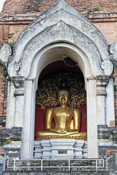 Buda sentado en el nicho, Wat Chedi Luang, Chiang Mai - Tailandia