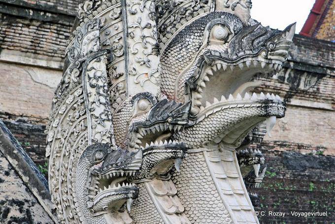 Nagas cabeza triples, Wat Chedi Luang, Chiang Mai - Tailandia