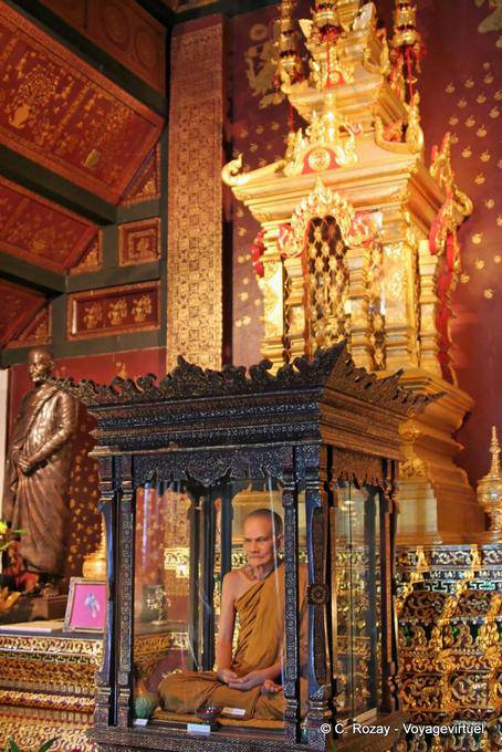 Glass santuario de la venerable monje, Wat Chedi Luang, Chiang Mai - Tailandia