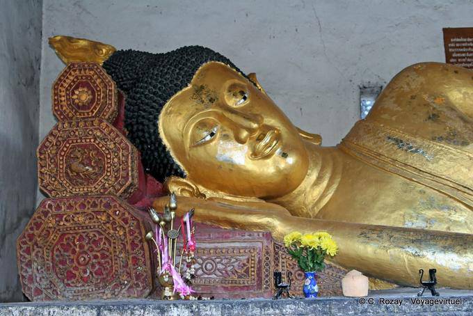 La cabeza de un Buda reclinado, Wat Chedi Luang, Chiang Mai - Tailandia