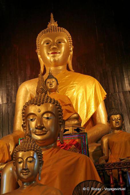 Budas alineados, Wat Chedi Luang, Chiang Mai - Tailandia