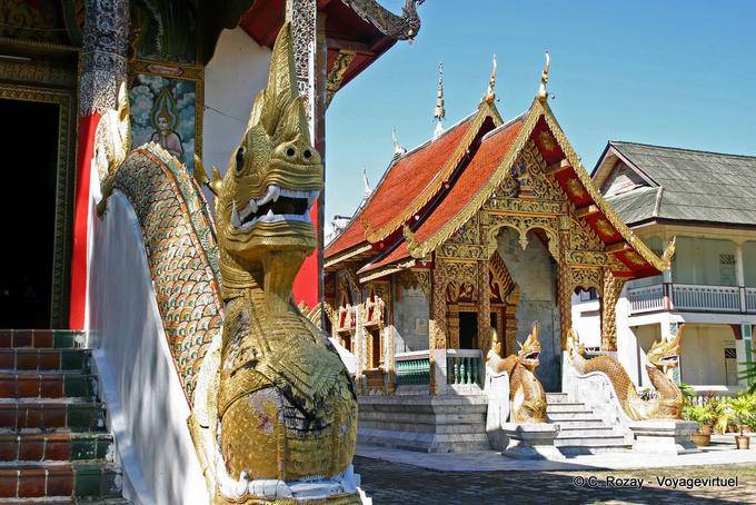 Naga y pequeños viharn, Wat Chedi Luang, Chiang Mai - Tailandia