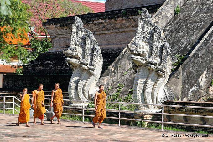 Los monjes y nagas, Wat Chedi Luang, Chiang Mai - Tailandia
