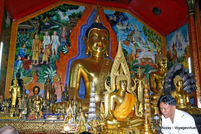 Múltiples imágenes de Budas, Wat Doi Suthep, Chiang Mai - Tailandia