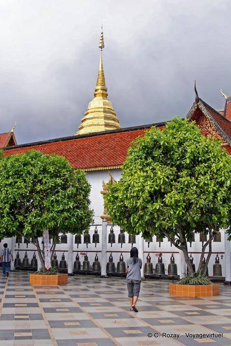 Filas de campanas, Wat Doi Suthep, Chiang Mai - Tailandia
