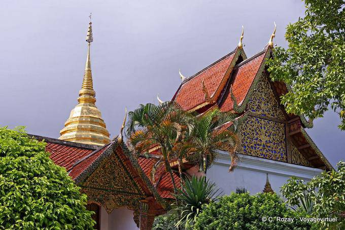 El Santuario visto desde atrás, Wat Doi Suthep, Chiang Mai - Tailandia