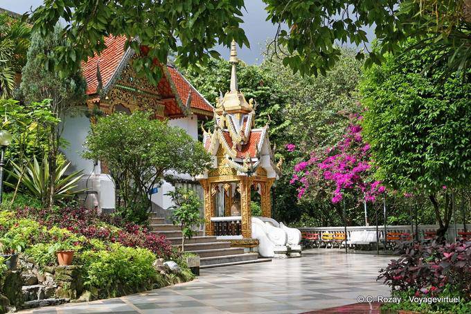 Un templo en la vegetación, Wat Doi Suthep, Chiang Mai - Tailandia